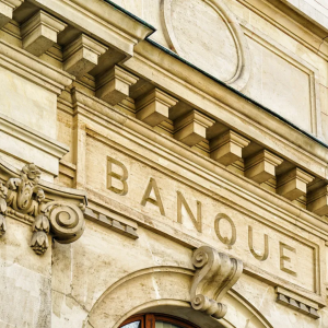 Façade d'une banque illustrant le droit bancaire à Béziers